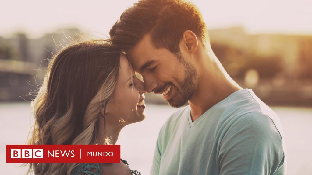 Pareja feliz y comprometida