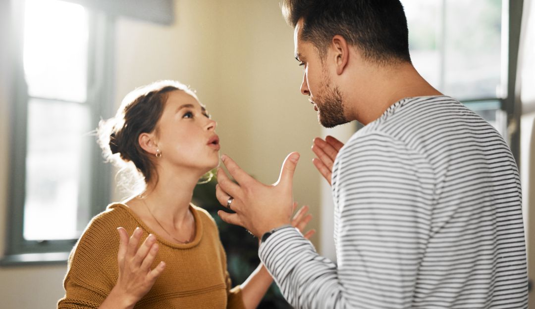 Pareja desinteresada en discusión