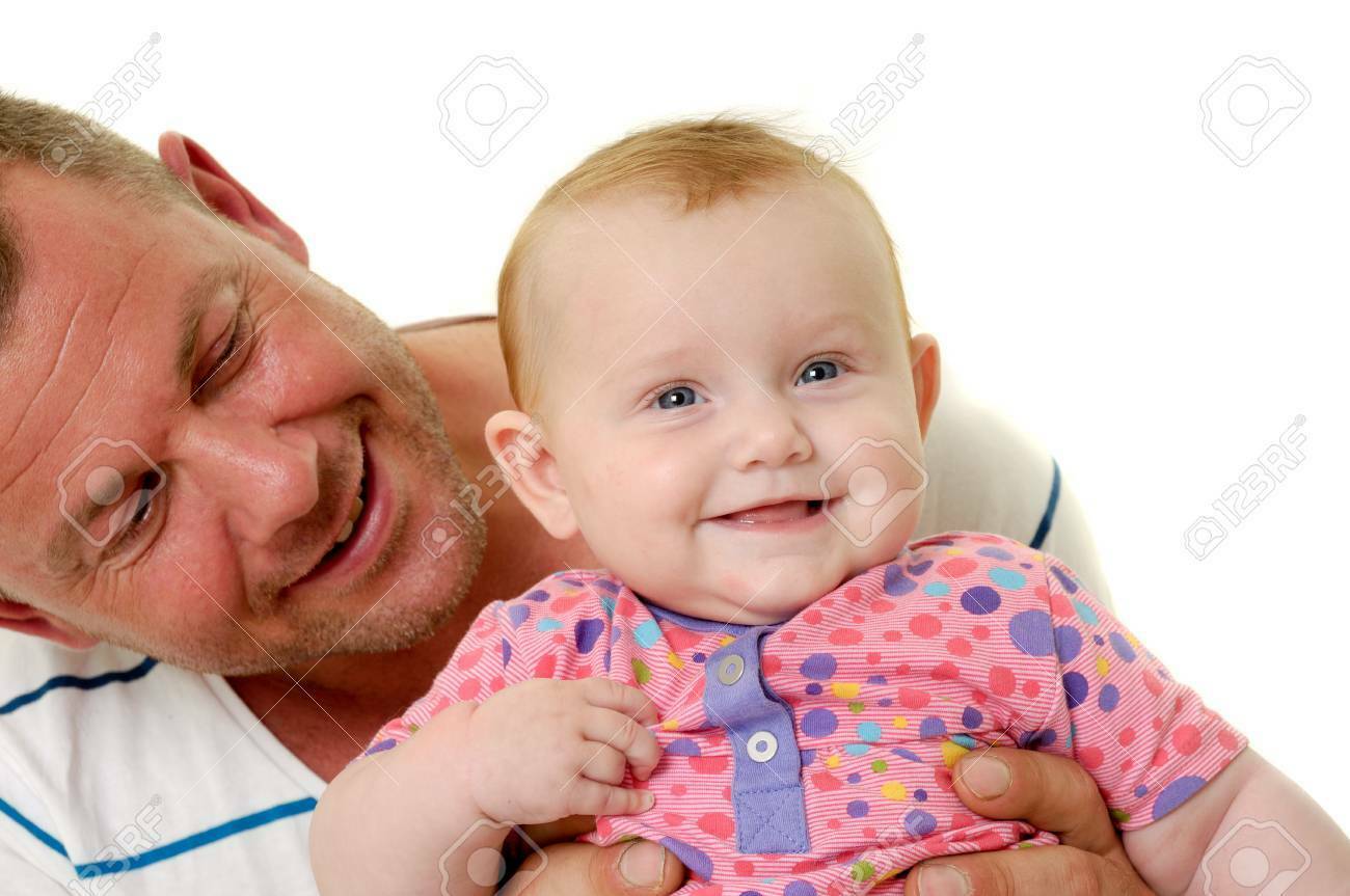 Bebé feliz y padres sonrientes