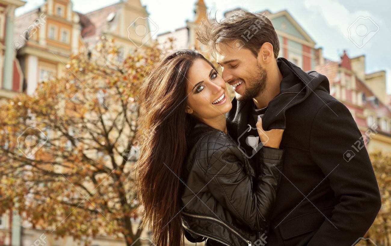 Pareja feliz abrazándose