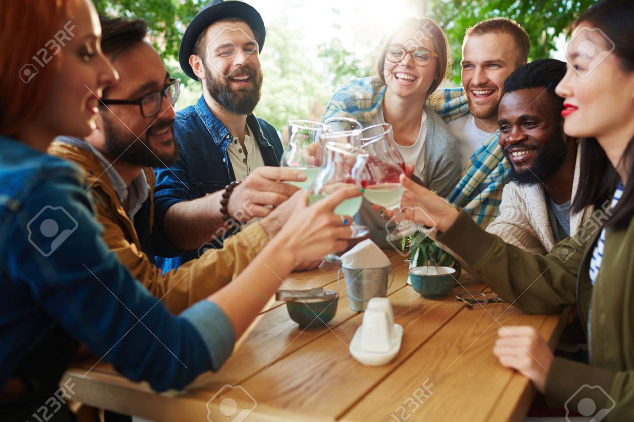 Amigos celebrando juntos