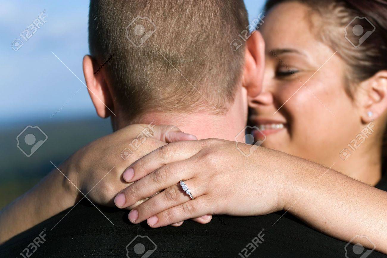 Pareja feliz y comprometida