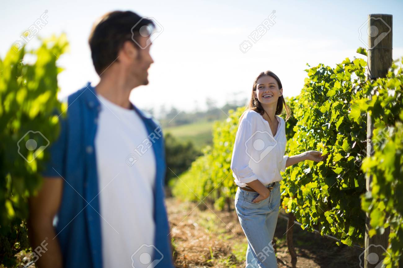 Pareja feliz y plantas creciendo