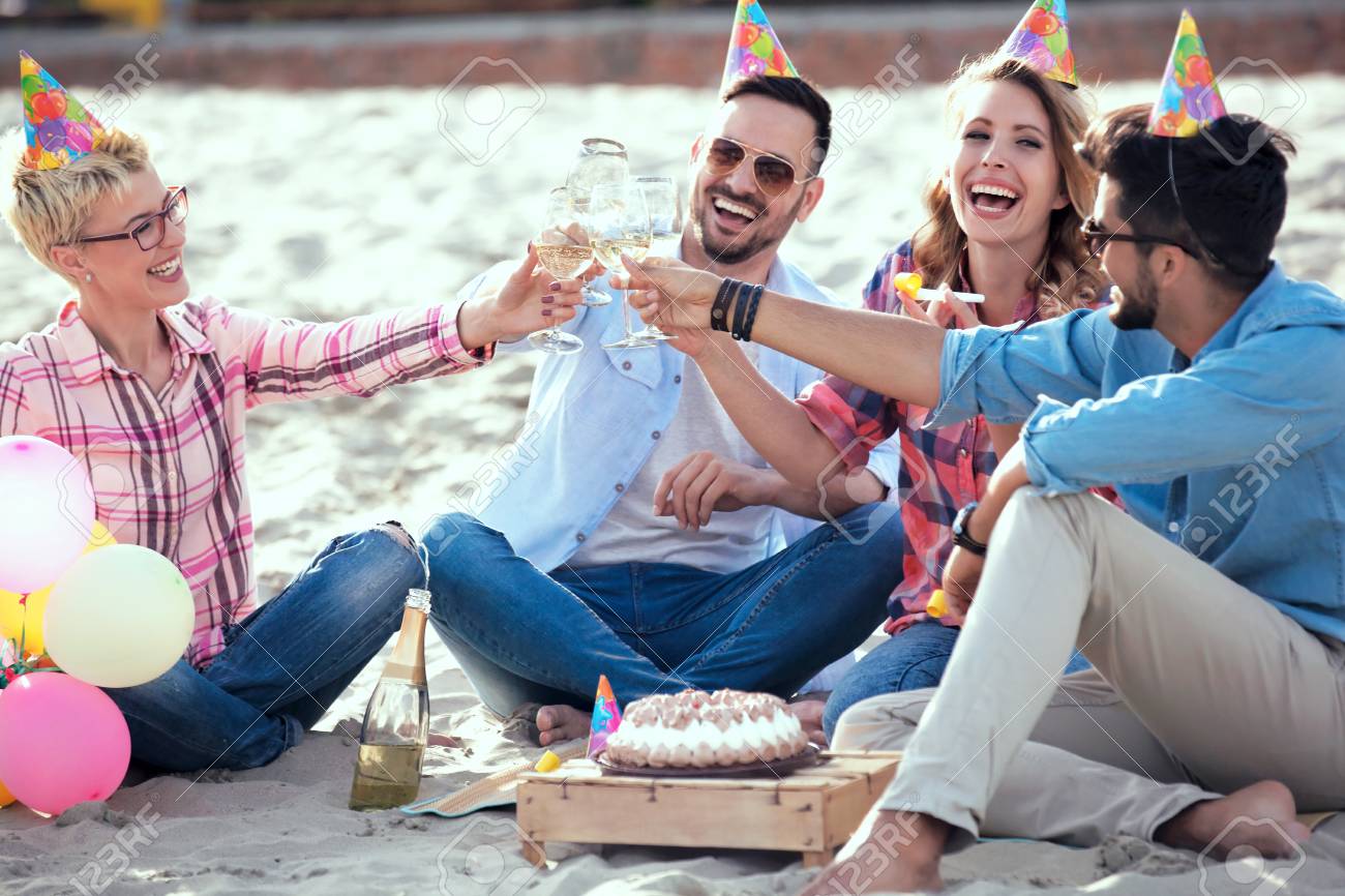 Fotografía de amigos celebrando juntos