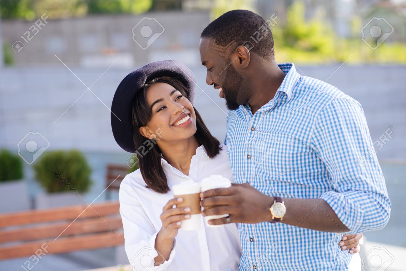 Pareja feliz y segura