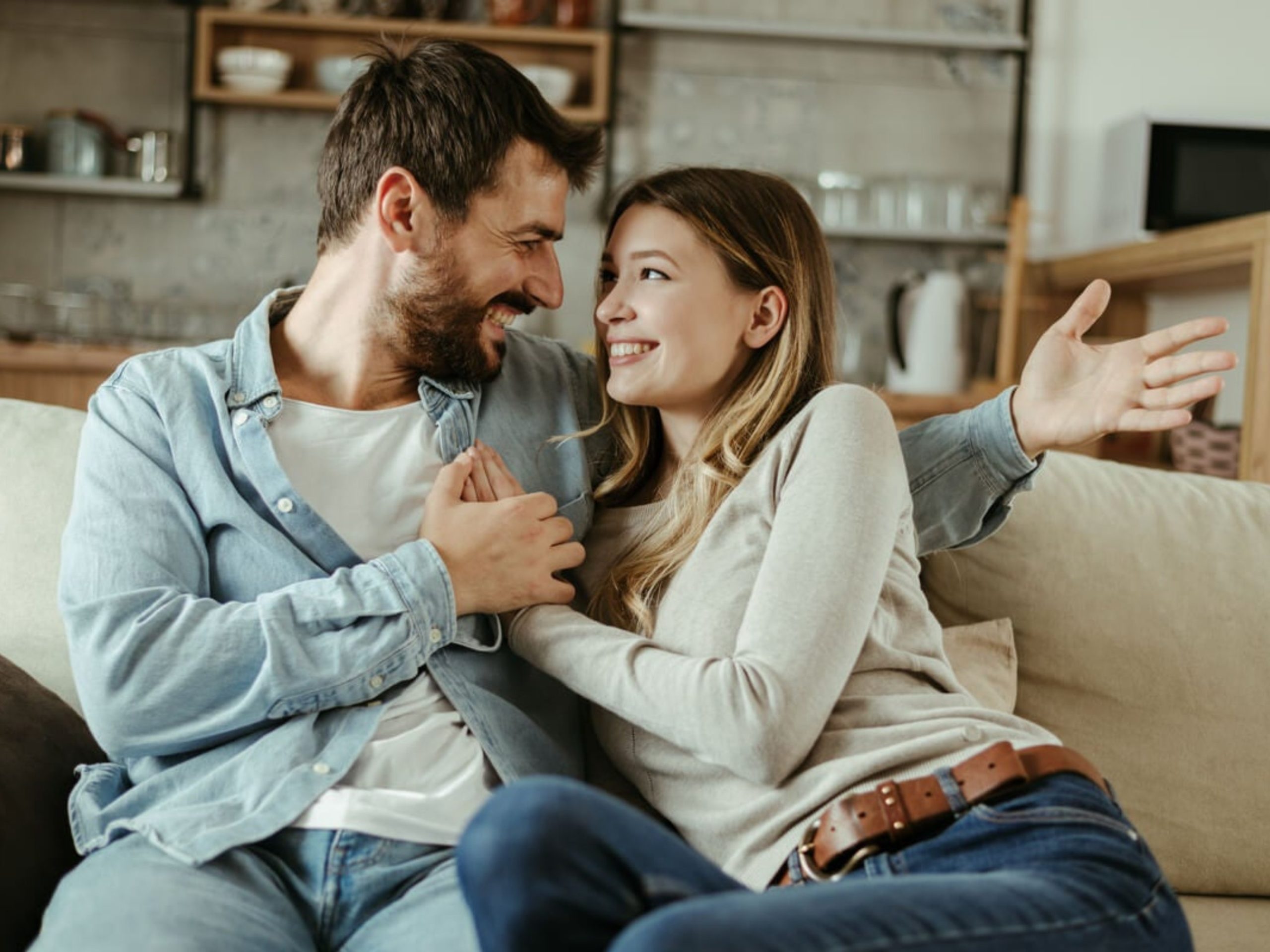 Pareja feliz y conectada