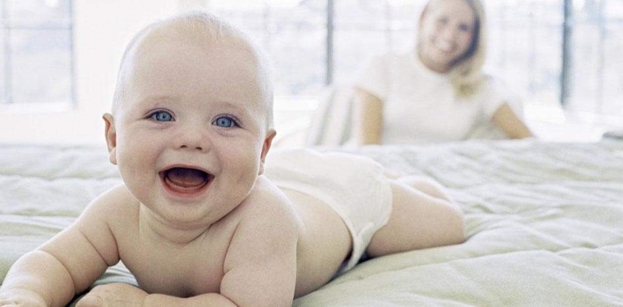 Un bebé feliz y sonriente