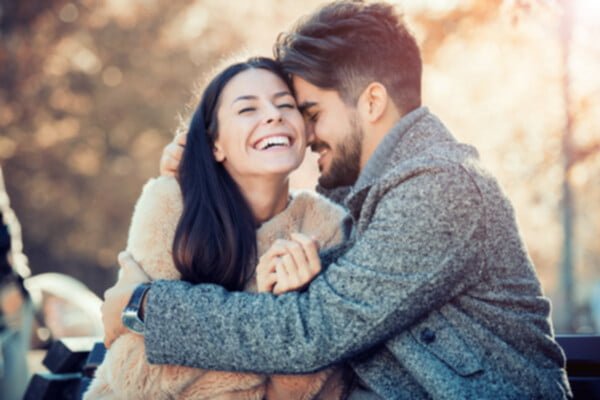 Pareja feliz y realista