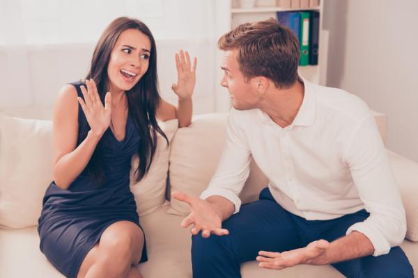 Pareja dialogando pacíficamente