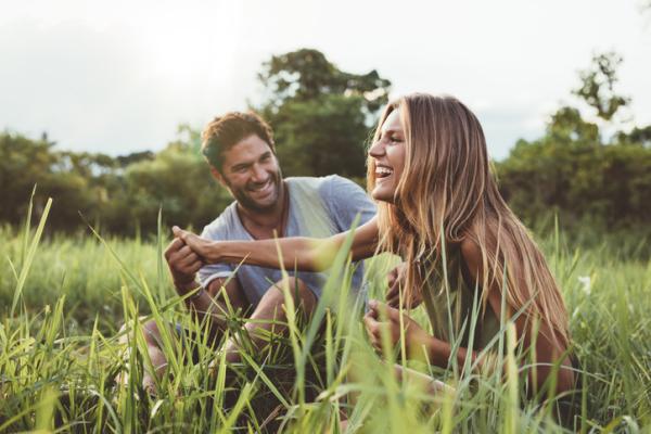 Pareja feliz y respetuosa