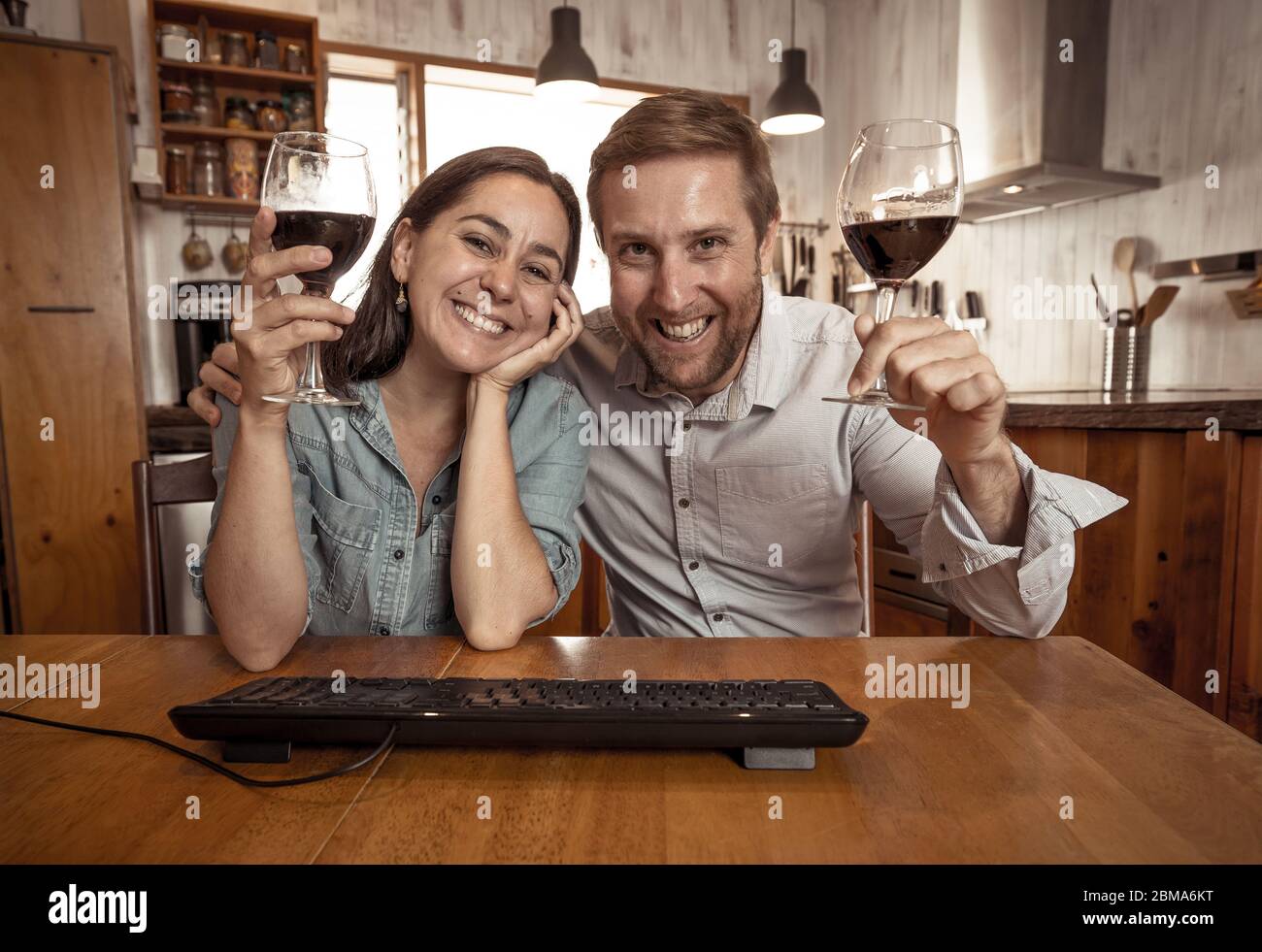 Pareja feliz y conectada