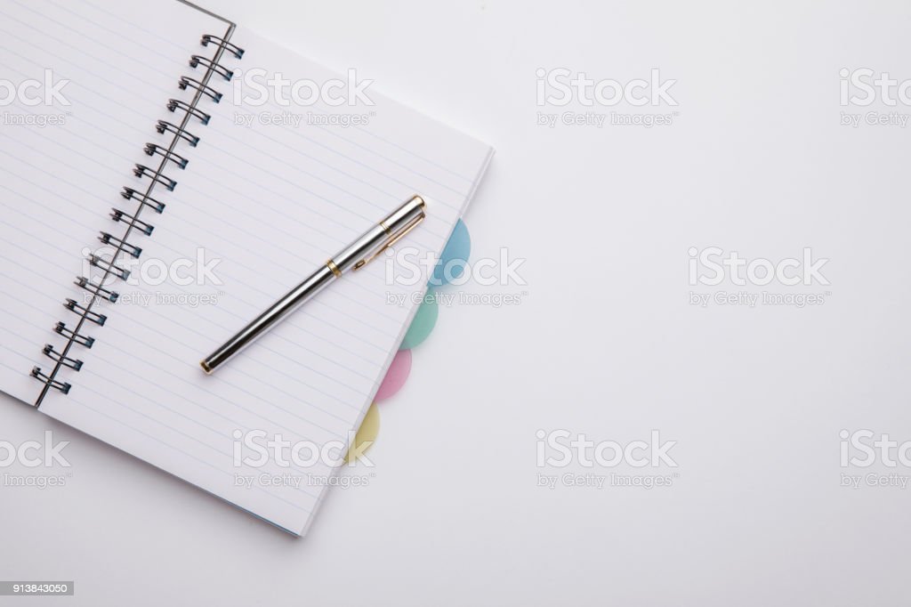 Cuaderno de notas con pluma