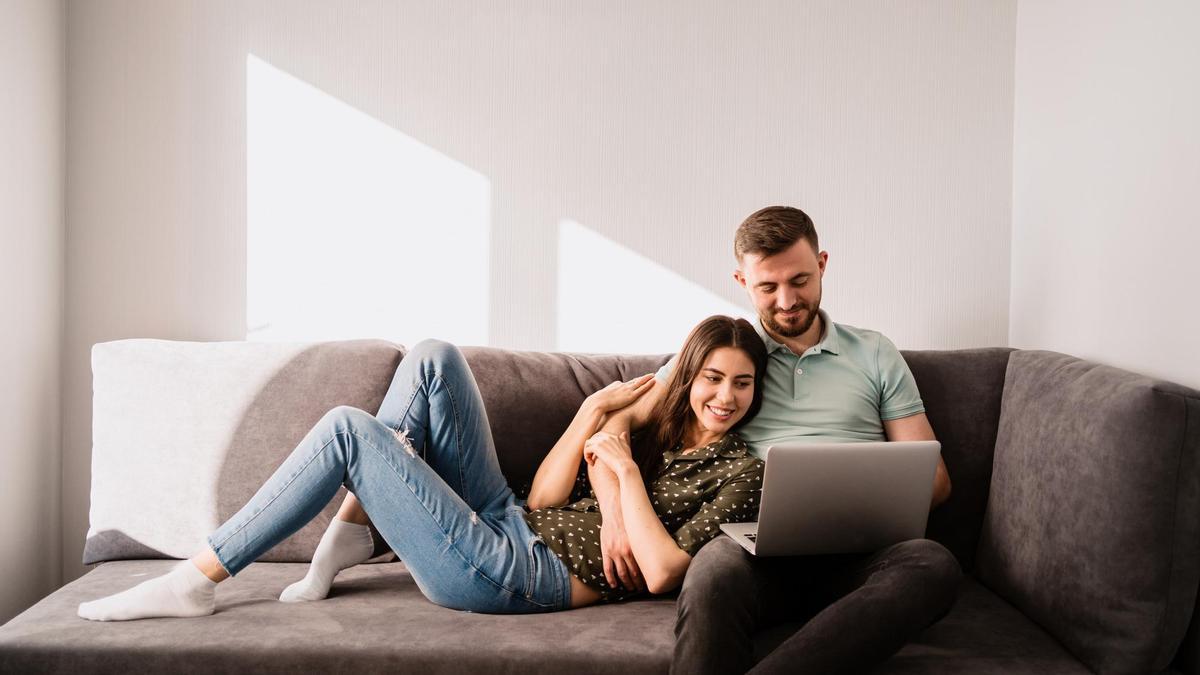 Pareja feliz y relajada