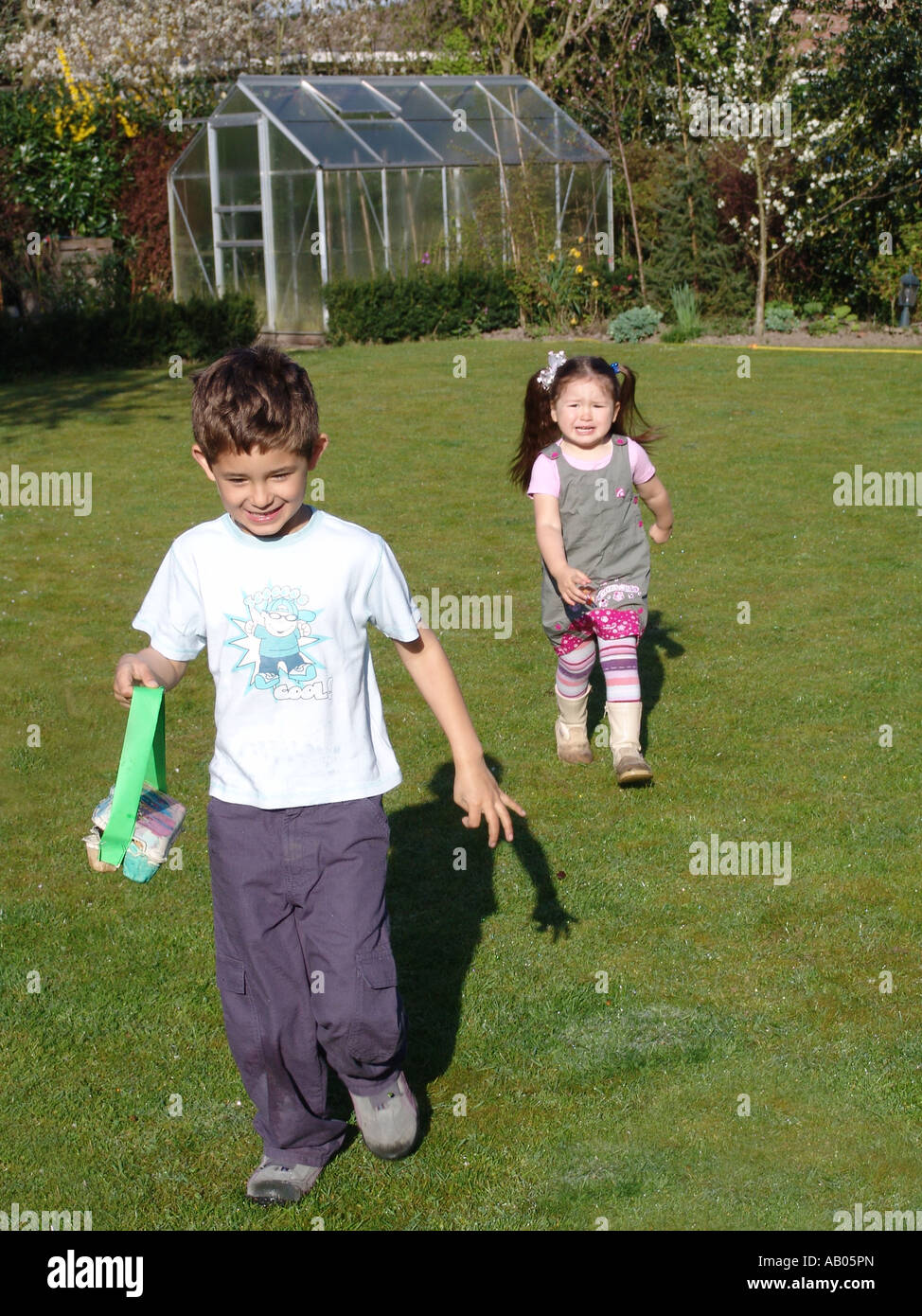 Niños buscando en un jardín