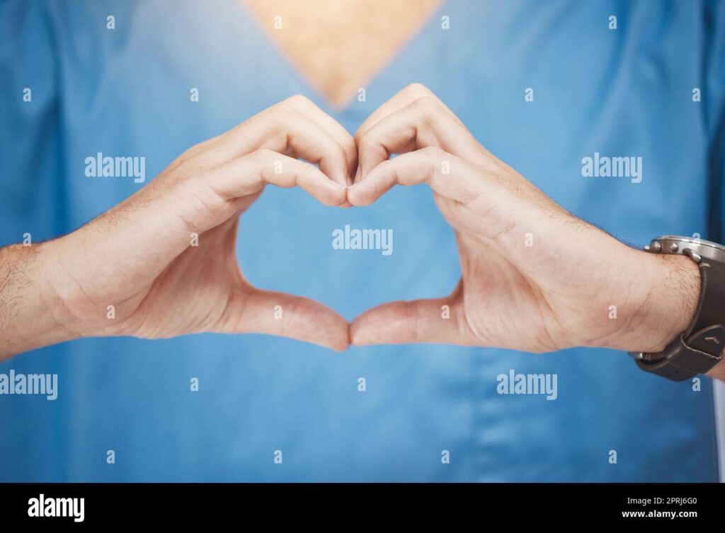 el medico o la enfermera hacen la senal del corazon con las manos para mostrar cuidado o compasion mujer trabajadora de la salud mostrar el icono del amor con los dedos como expresion de amor 2prj6g0