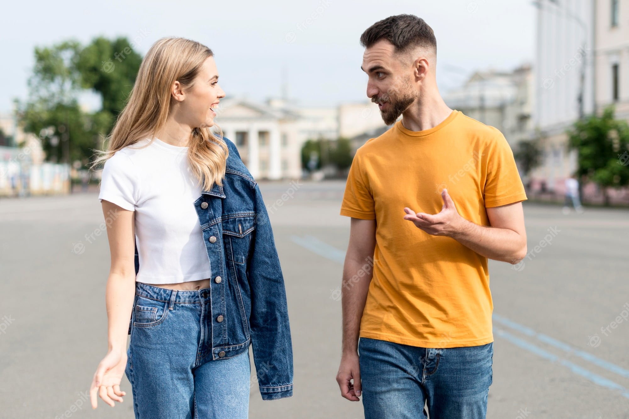 Pareja feliz comunicándose