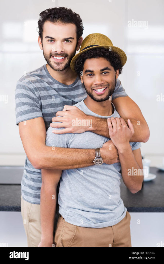 feliz pareja gay abrazos f8n23g