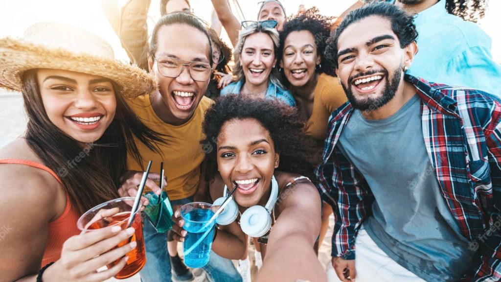 grupo multirracial jovenes tomando selfie vacaciones verano amigos felices pasando rato afuera divirtiendose juntos concepto amistad chicos chicas disfrutando dia 169160 973