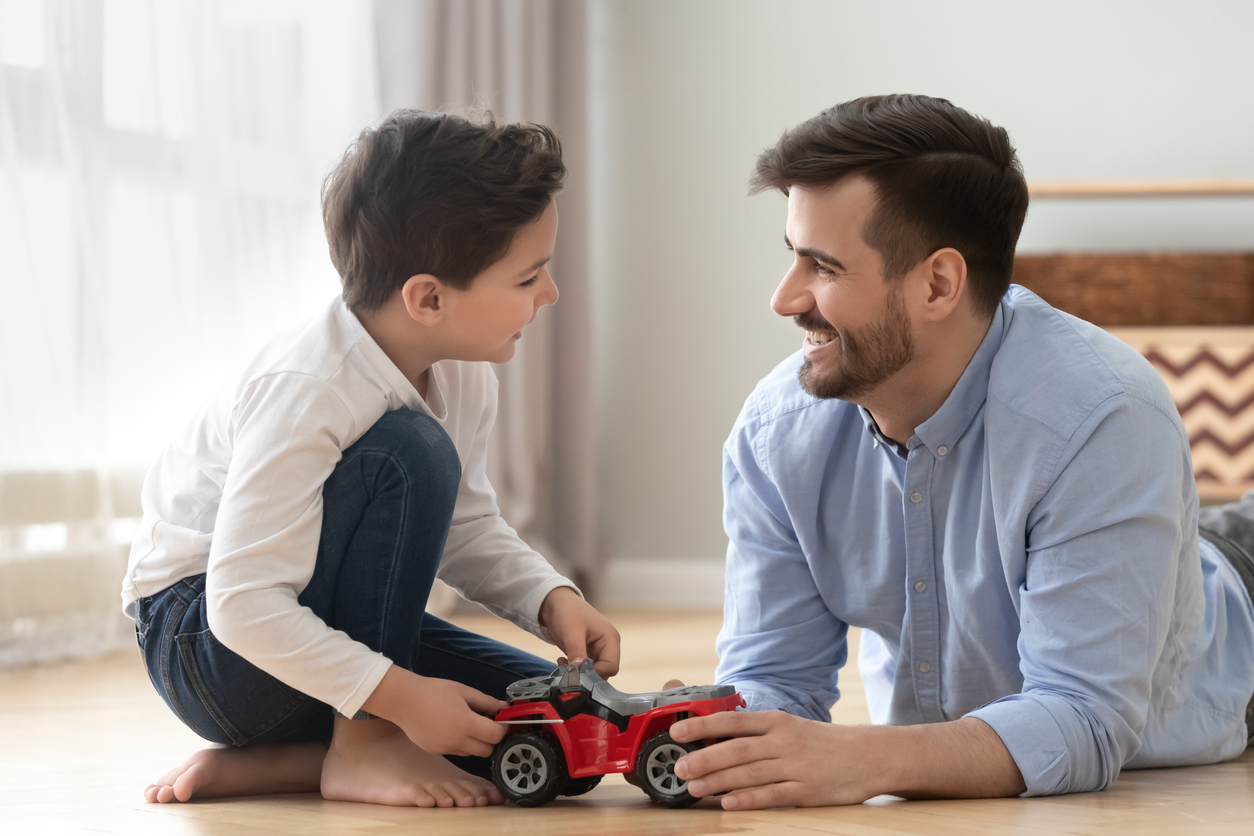 Niños practicando la escucha activa