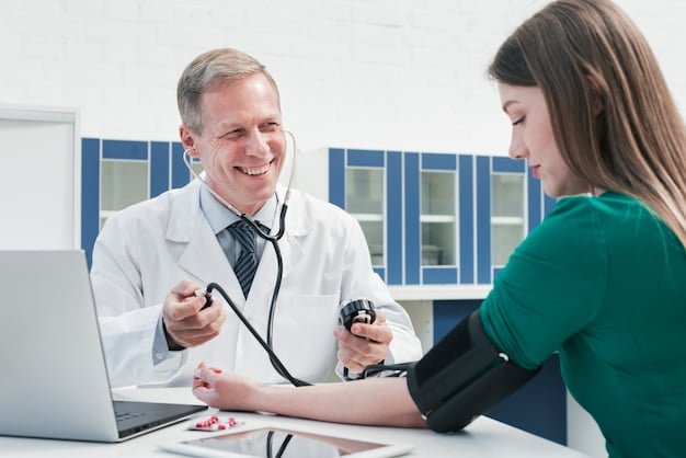 Médico atendiendo a un paciente