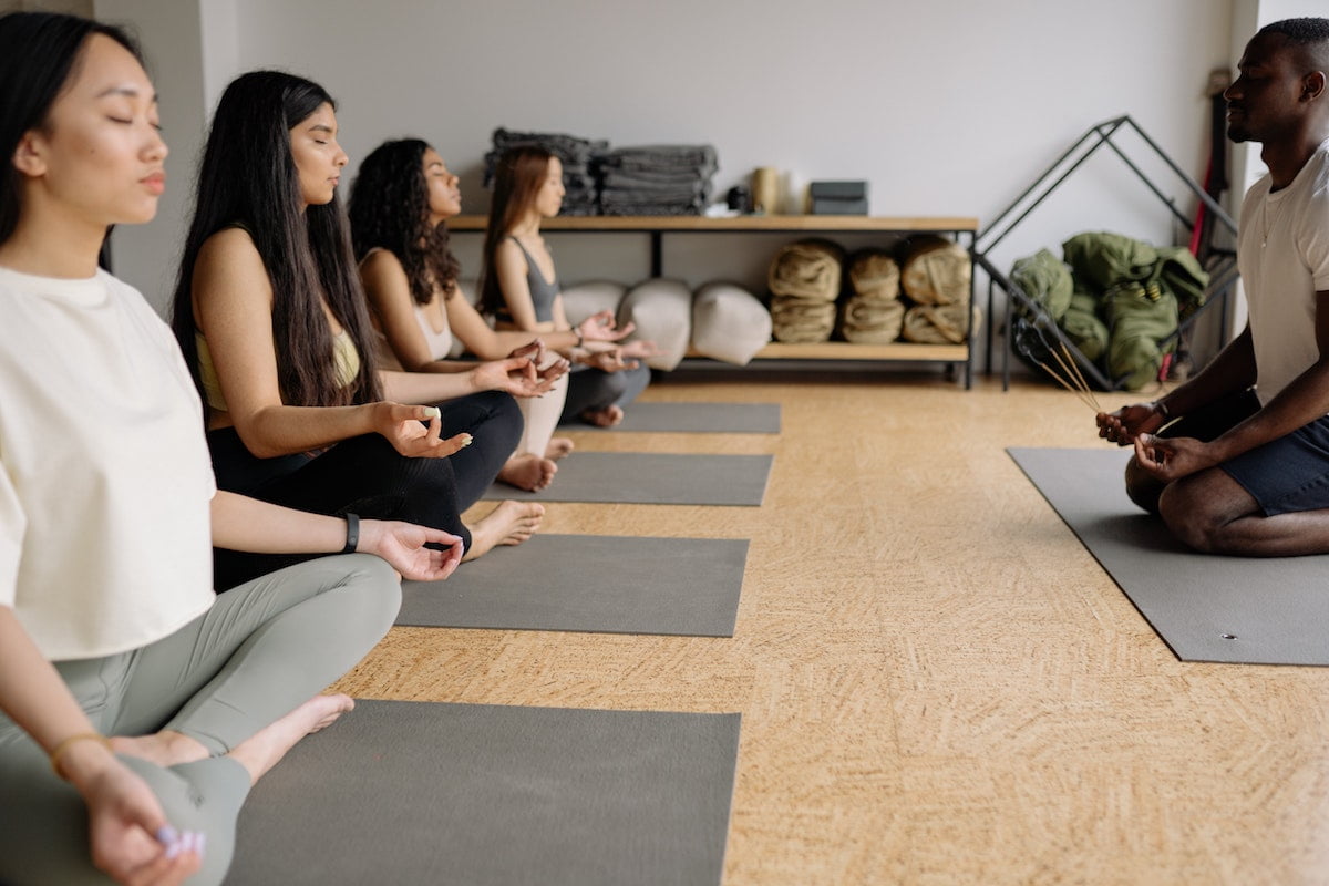 Meditación y yoga en acción