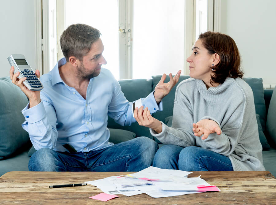 pareja discutiendo finanzas