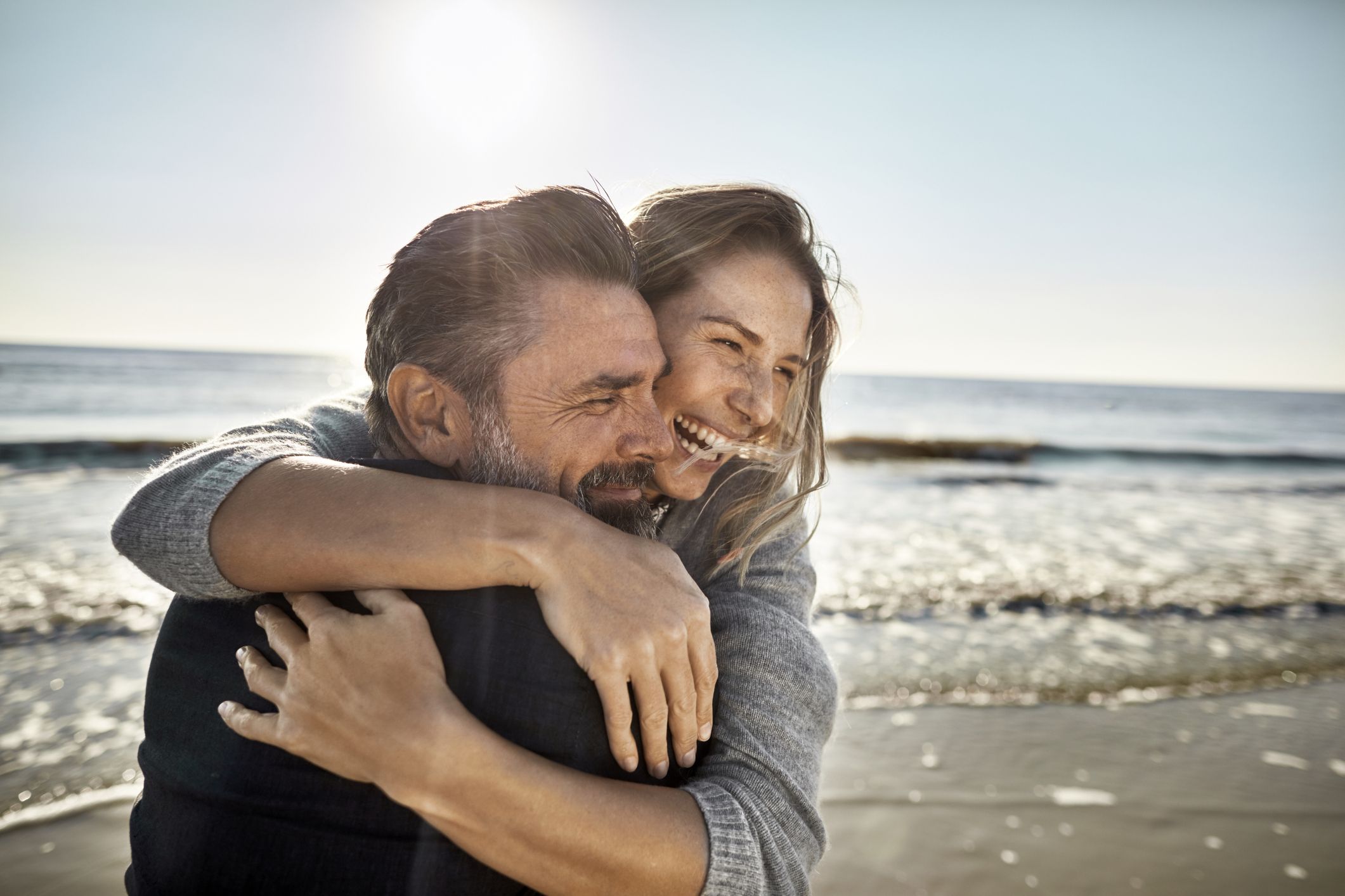 Pareja feliz y comunicativa