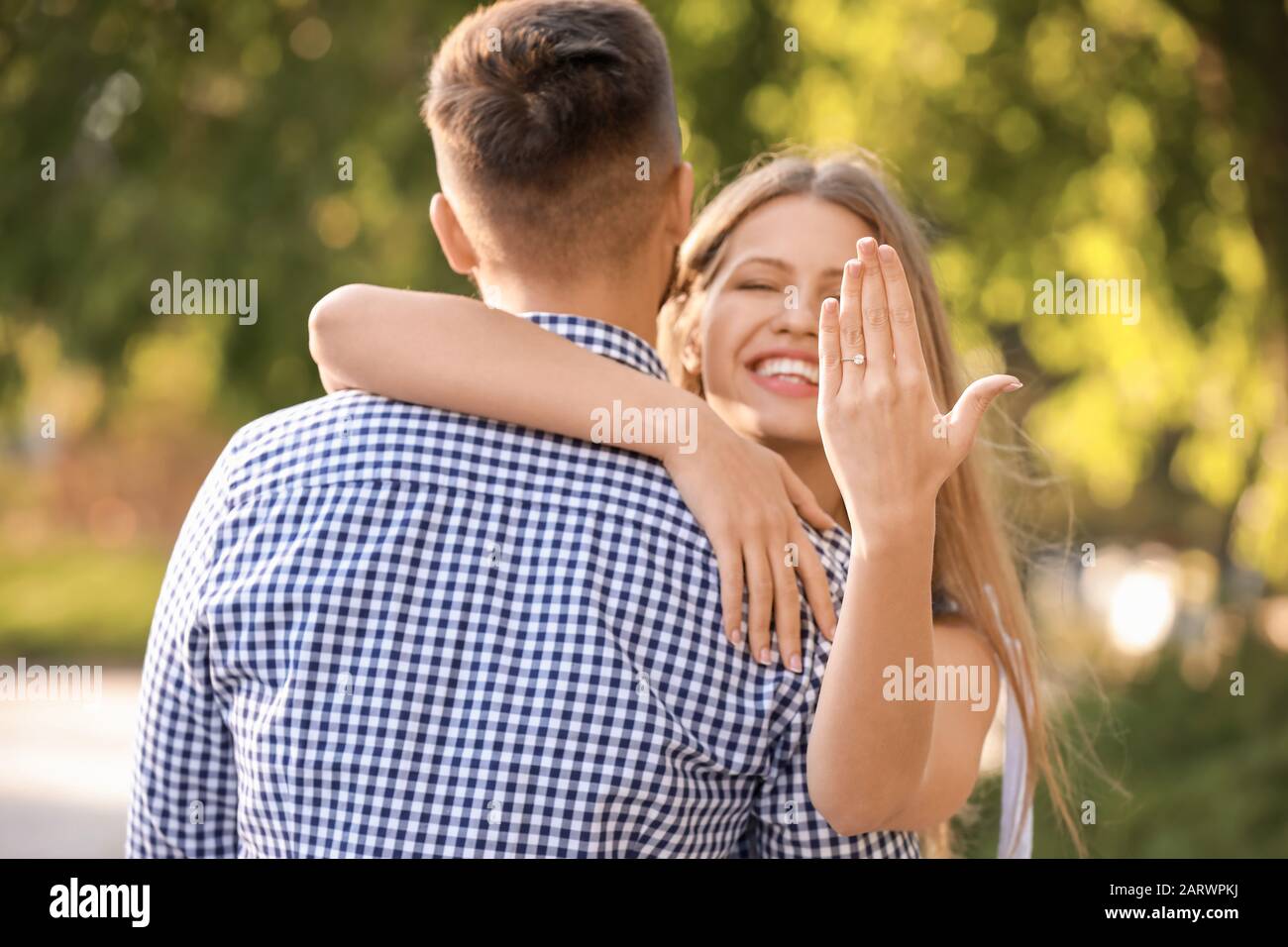 Pareja feliz y comprometida