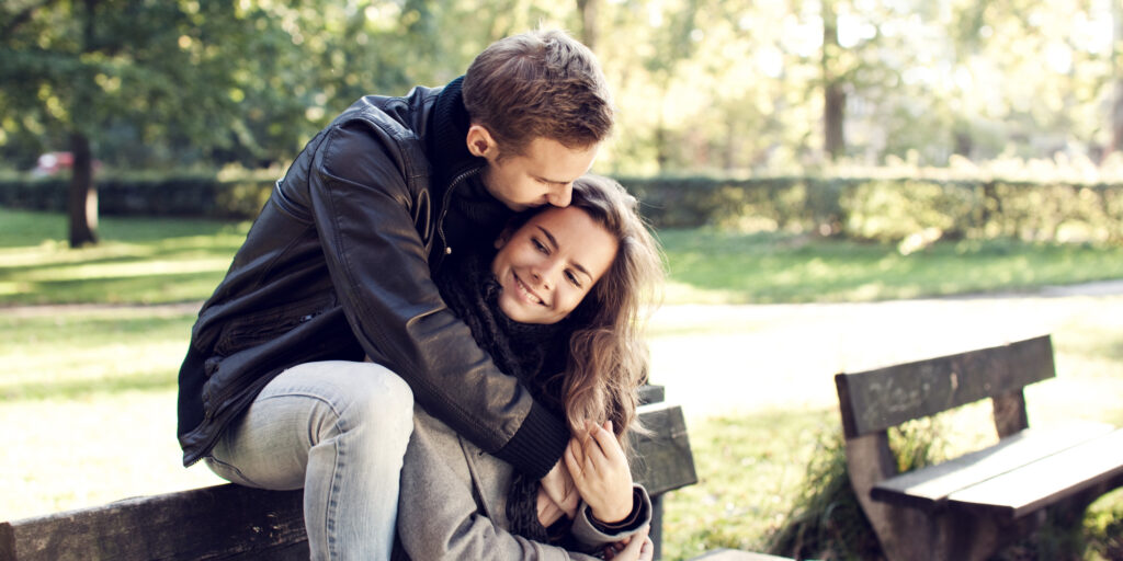 Pareja feliz y agradecida