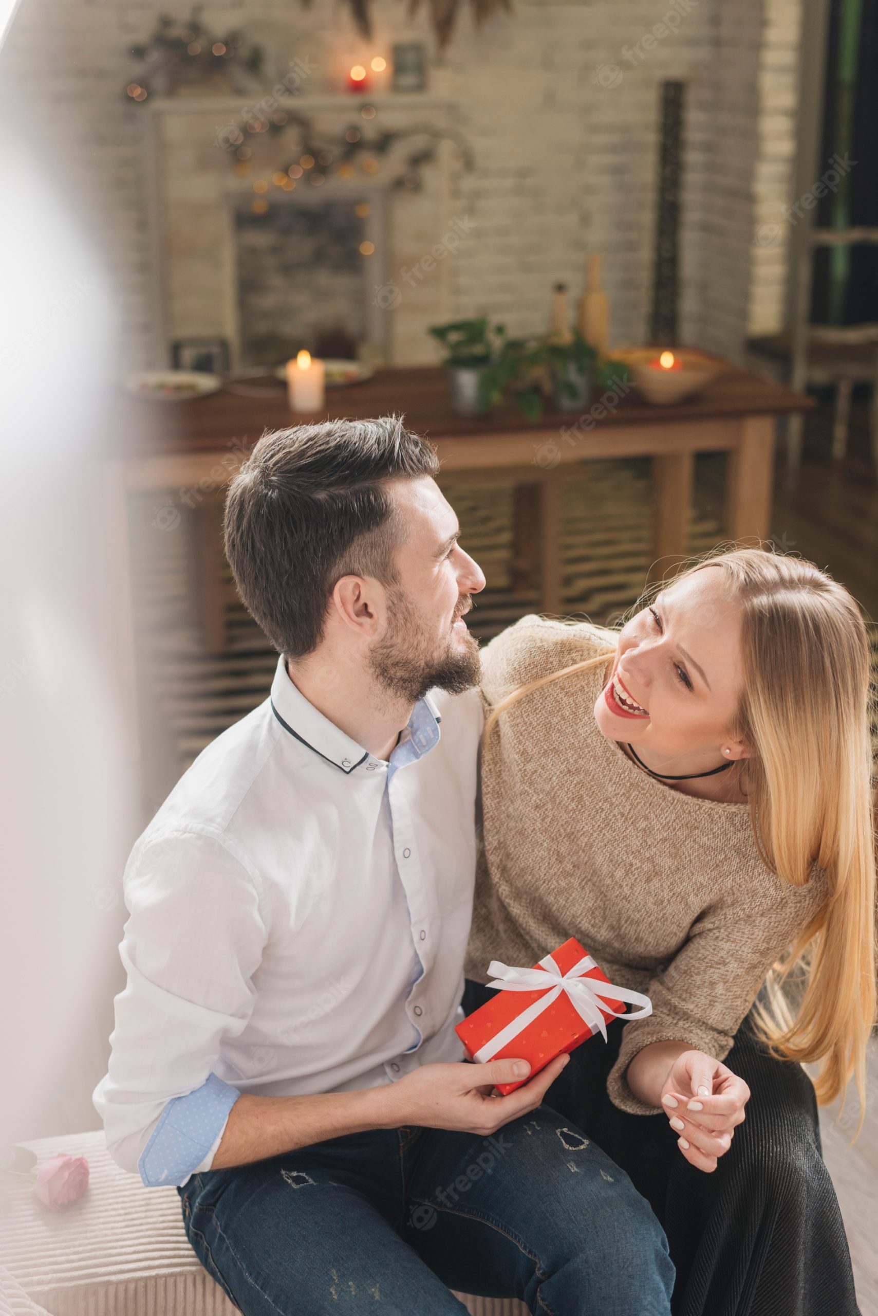 Pareja feliz y risueña