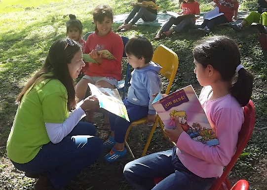 Niños y adultos celebrando lectura