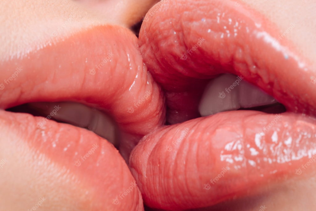 primer plano bocas mujeres besandose lamiendo labios 265223 84