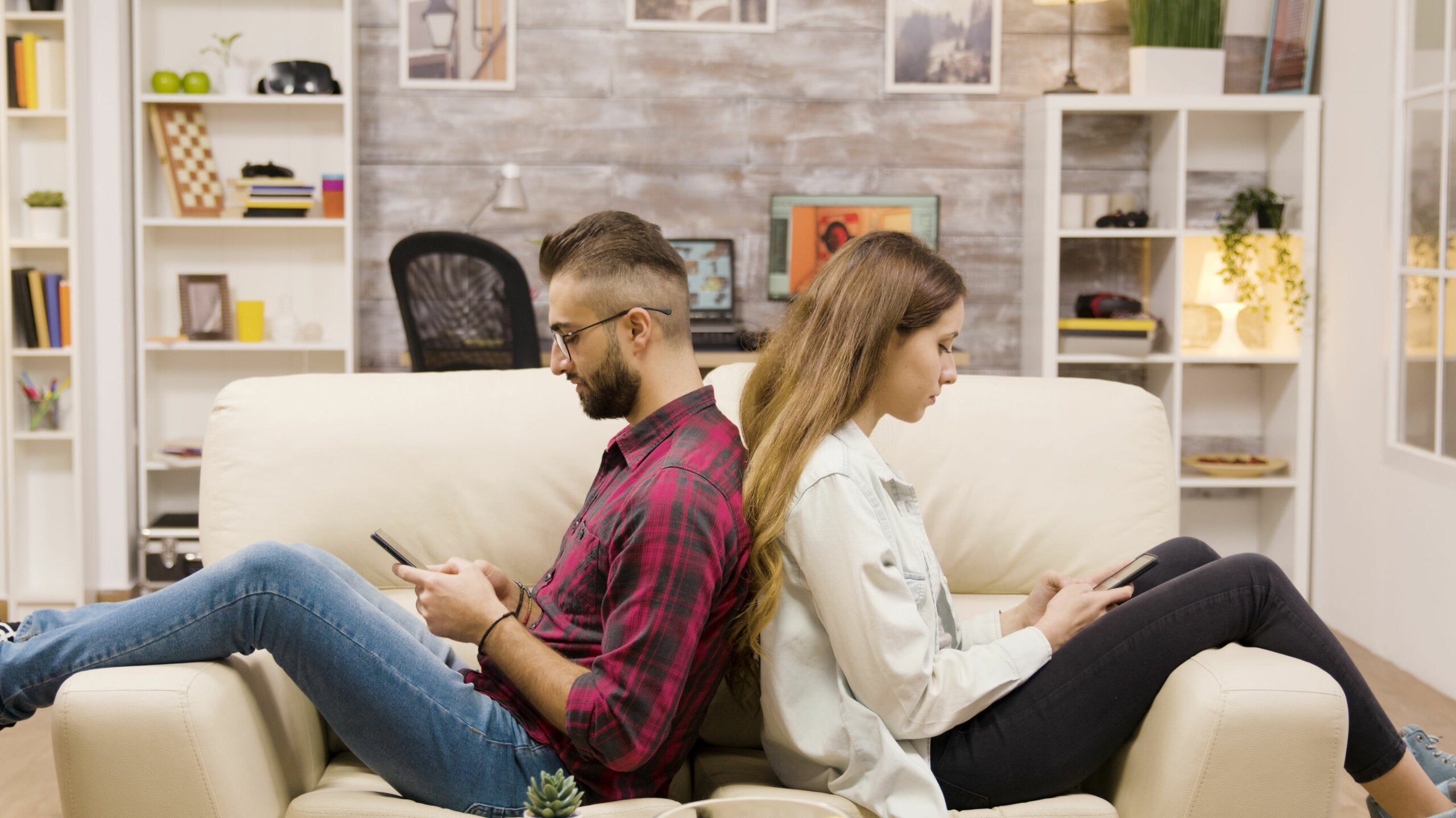 Pareja desilusionada y distante