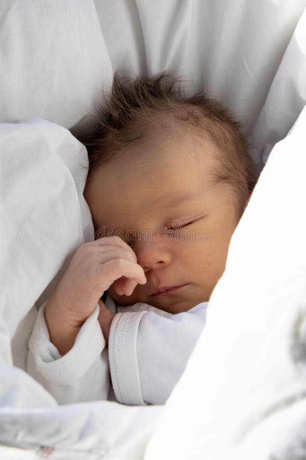 recien nacido lindo durmiendo con ropa blanca y de cama sonador infantil infancia segura feliz 211054358