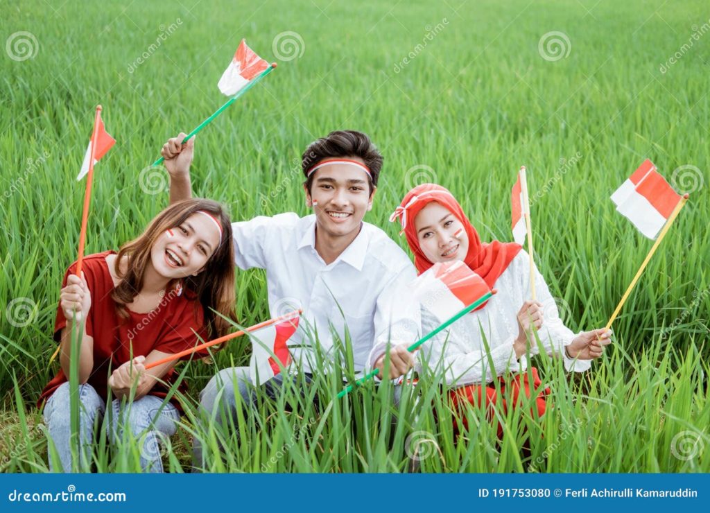 tres sonrisas amigables asiaticas posando con una pequena bandera sentada en medio de campos arroz los mientras usan el atributo 191753080