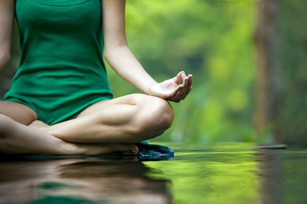 Actividades relajantes como yoga y meditación